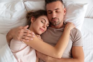 زوج هایی که با هم می خوابند کیفیت خواب بهتری دارند